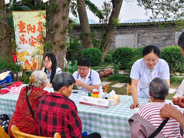 中医服务“零距离”,合江县中医医院两场义诊守护群众健康(图5) 诊5.jpg