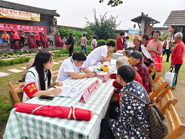 中医服务“零距离”,合江县中医医院两场义诊守护群众健康(图4) 诊4.jpg
