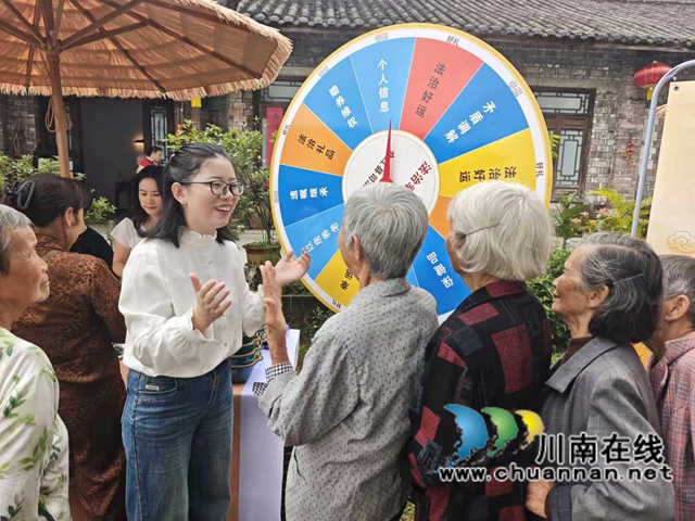 合江县司法局流动法治驿站普法首次亮相重阳敬老活动(图1) 【情暖重阳・法护桑榆】照片1.jpg