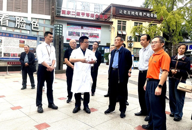 市关工委领导莅临泸州福欣医院调研企校共建工作(图1) 关1.jpg