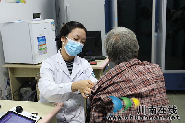 龙马潭:免费流感疫苗全面开打!筑牢“一老一小”健康屏障(图2) 0H6A6759.jpg
