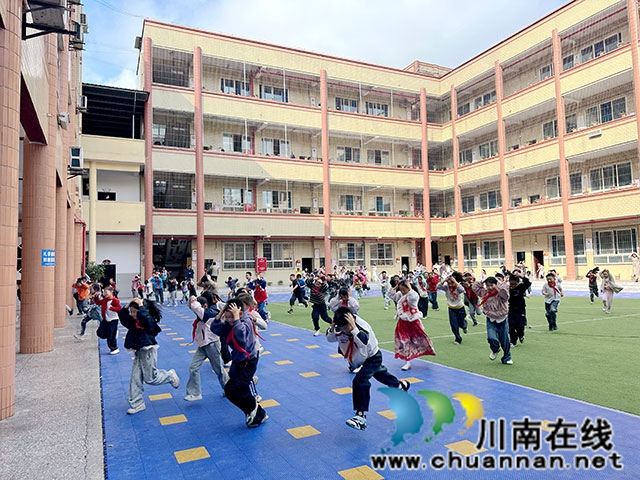 以练筑防 临“震”不乱——叙永县叙永镇银顶小学开展防震减灾应急疏散演练(图1) 防震演练1.jpg