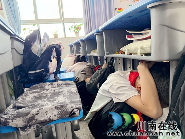 以练筑防 临“震”不乱——叙永县叙永镇银顶小学开展防震减灾应急疏散演练(图2) 防震演练2_.jpg