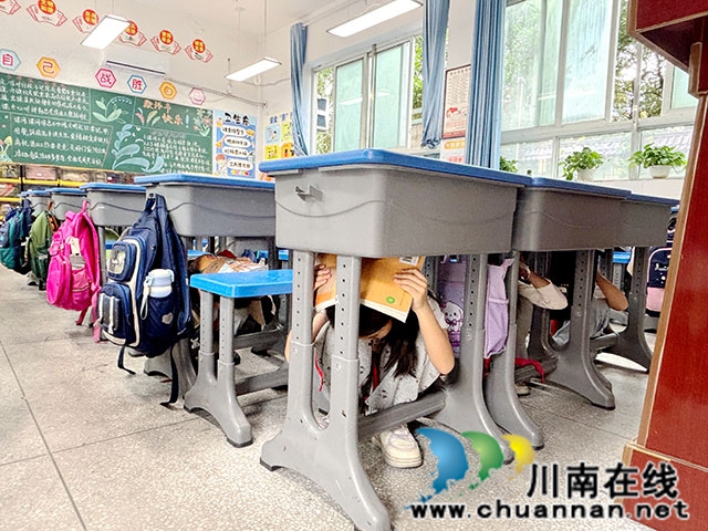 以练筑防 临“震”不乱——叙永县叙永镇银顶小学开展防震减灾应急疏散演练(图3) 防震演练6.jpg