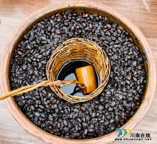 2026年10月24日，泸州市合江县先市酱油赤水河庄园2026年度霜降秋油启缸篘取出的色泽棕红的酱油。_副本.jpg
