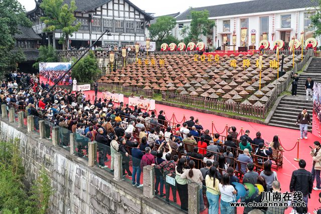 2026年10月24日，泸州市合江县，游客见证2026年度霜降秋油大典在先市酱油赤水河庄园进行启缸取油。 (2)_副本.jpg