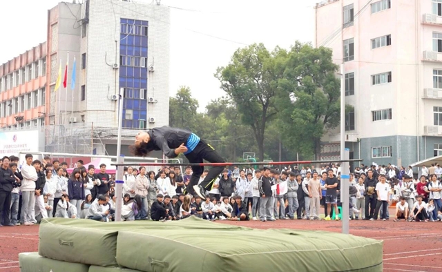 刷新10项校纪录!泸县建校第31届田径运动会顺利收官(图8) 5.jpg