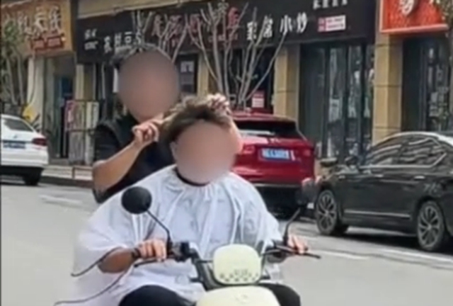 泸州第一例,骑车理发……(图1) 发1.jpg