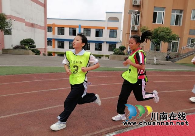 挥洒运动激情,绽放青春风采|泸县天兴镇学校举办第30届秋季田径运动会(图4) 4.jpg