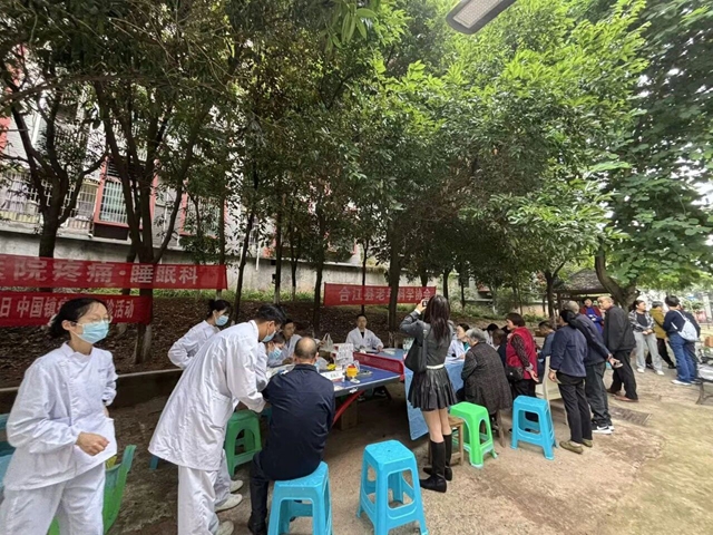 普及镇痛知识 呵护睡眠健康|合江县中医医院义诊服务进桥凼社区(图1) 义1.jpg