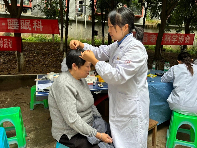 普及镇痛知识 呵护睡眠健康|合江县中医医院义诊服务进桥凼社区(图5) 义5.jpg