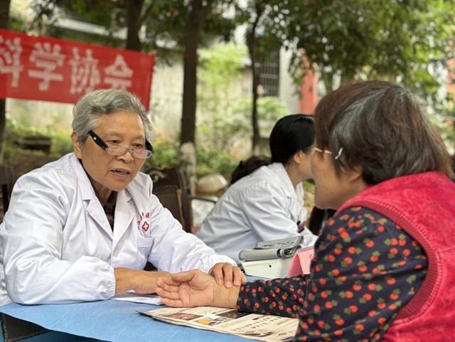 普及镇痛知识 呵护睡眠健康|合江县中医医院义诊服务进桥凼社区(图6) 义6.jpg