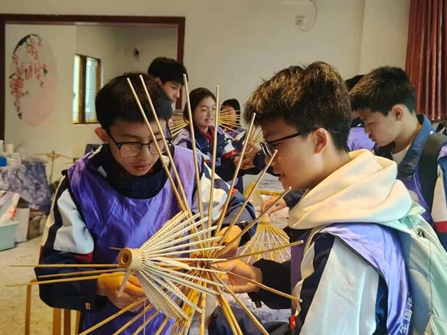 深耕实践育人 赋能知行成长 | 泸州市常态化推进中小学生每周至少半天校外实践教学(图3) 学3.jpg