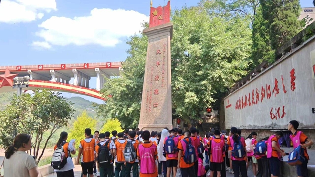 深耕实践育人 赋能知行成长 | 泸州市常态化推进中小学生每周至少半天校外实践教学(图1) 学1.jpg