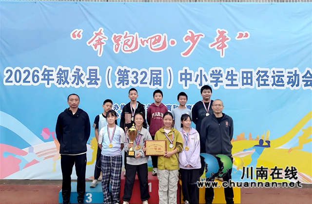 团队合影.jpg