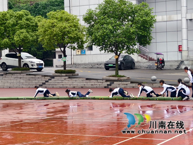 践行“体育大思政” 国防体育赛事燃动叙永(图12) 障碍赛 (2).jpg