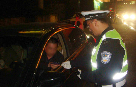 隆纳高交大队夜查酒驾违法行为&nbsp;2小时连查4起