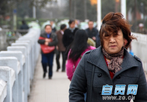 降温起风飘雨&nbsp;行人冷得缩树叶打漩漩