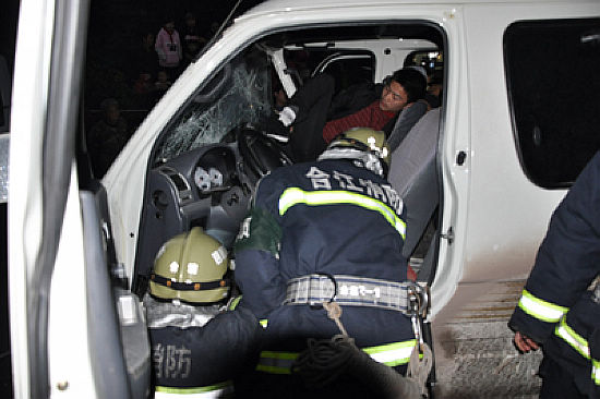 两车相撞人员被困&nbsp;合江消防官兵紧急救援(图2)