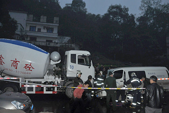 两车相撞人员被困&nbsp;合江消防官兵紧急救援(图1)