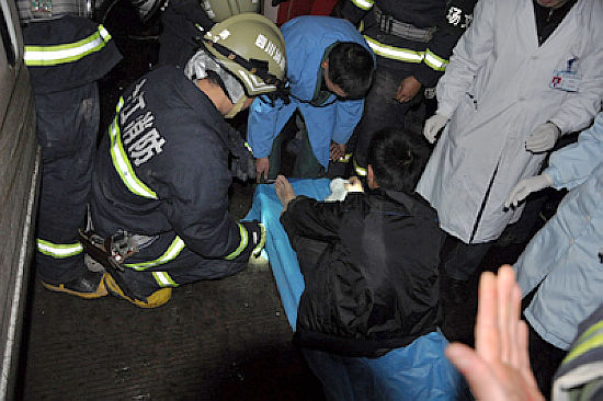 两车相撞人员被困&nbsp;合江消防官兵紧急救援(图3)