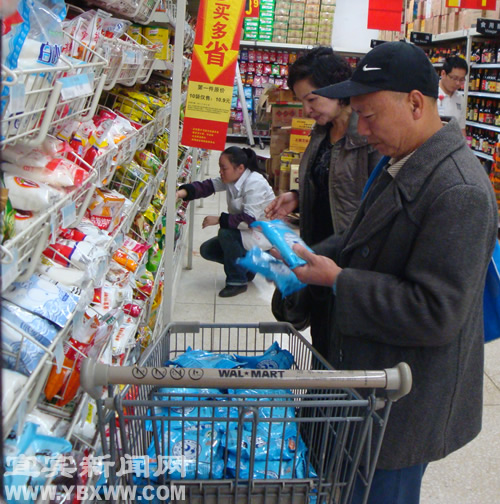 宜宾各大超市不缺盐 食盐购买已恢复正常(图3) 宜宾各大超市不缺盐 食盐购买已恢复正常(图3)