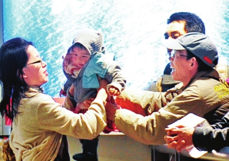 星夜归来 最后一批赴日四川游客回家(图3) 星夜归来 最后一批赴日四川游客回家(图3)