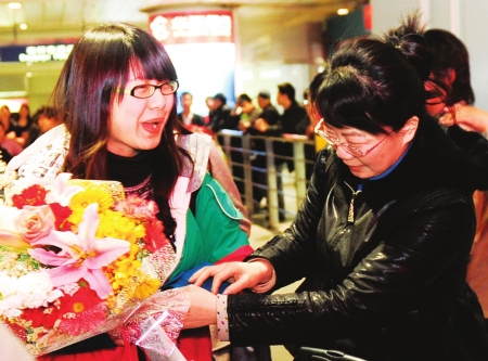 星夜归来&nbsp;最后一批赴日四川游客回家