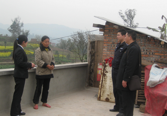 泸县法院“挂包帮”帮扶暖人心