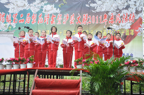 泸州：云锦镇举办第二届梨花诗会(图1)