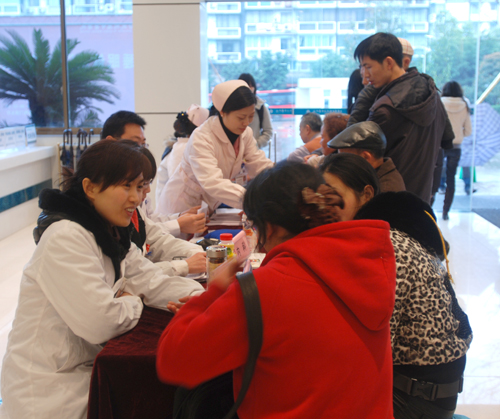 泸医中医院举行“世界睡眠日”大型义诊活动