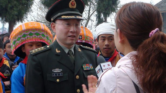 叙永县：二炮驻泸军代室为苗乡送电脑(图4)