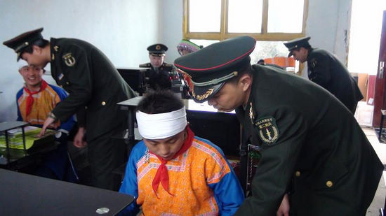 叙永县：二炮驻泸军代室为苗乡送电脑(图3)