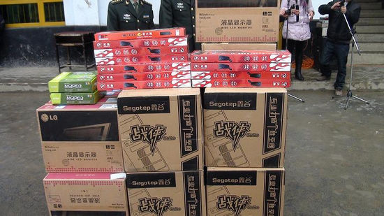 叙永县：二炮驻泸军代室为苗乡送电脑(图1)