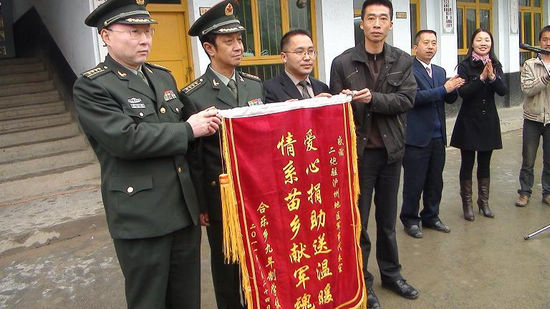 叙永县：二炮驻泸军代室为苗乡送电脑(图2)