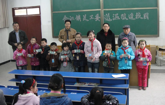 合江镇关工委开展“送温暖”&nbsp;进校园慰问活动