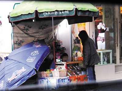 内江部分烟摊经营者为"瘾君子"们提供便捷"服务"(图2) 内江部分烟摊经营者为"瘾君子"们提供便捷"服务"(图2)