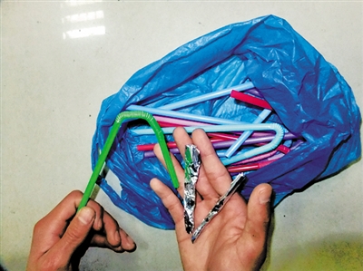 内江部分烟摊经营者为"瘾君子"们提供便捷"服务"