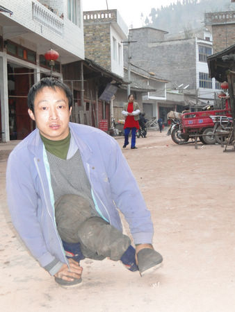 那株路边的小草——记下肢瘫痪的家电维修工张登明(图1)