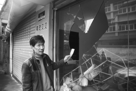 自贡:4人提大马刀夜砸母婴店(图1) 自贡:4人提大马刀夜砸母婴店(图1)