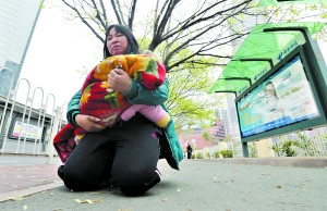 广州“跪爬母亲”网络推手现身道歉(图3)