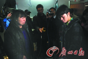 广州“跪爬母亲”网络推手现身道歉