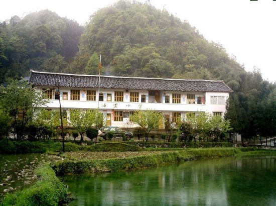 乡村教师解绍瑛:愿做红烛照亮苗家山寨娃(图2) 乡村教师解绍瑛:愿做红烛照亮苗家山寨娃(图2)