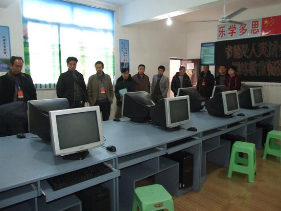 落卜镇组织人大代表参观考察教育及新农村建设成果(图1)