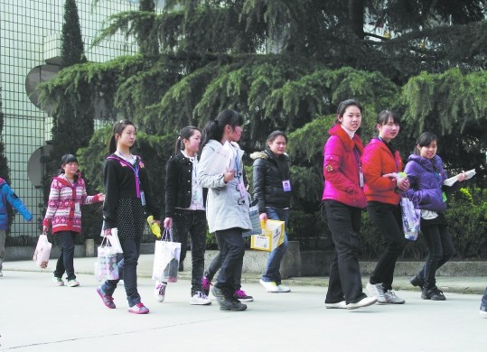 隆昌幼师校要求学生用透明袋&nbsp;称防带零食进教室(图1)