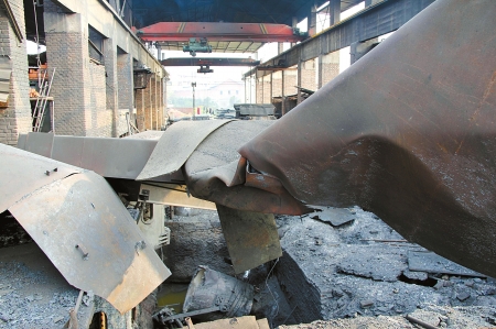 泸县玄滩：4吨铁水倾覆爆炸1000℃高温灼伤7人(图1)