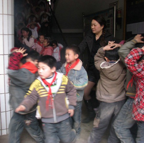 大渡小学：开展应急疏散演练