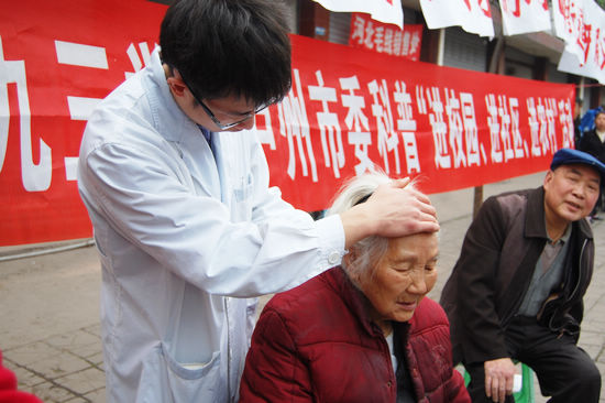 九三学社泸州市委科普“三进”活动进社区(图2)