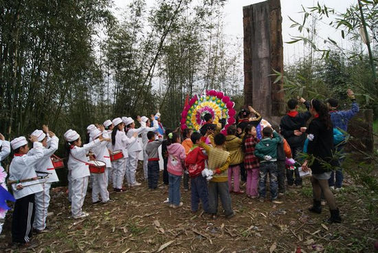 大石乡:清明扫墓 缅怀烈士(图2) 大石乡:清明扫墓 缅怀烈士(图2)