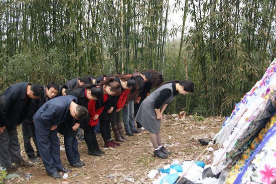 大石乡:清明扫墓 缅怀烈士(图1) 大石乡:清明扫墓 缅怀烈士(图1)